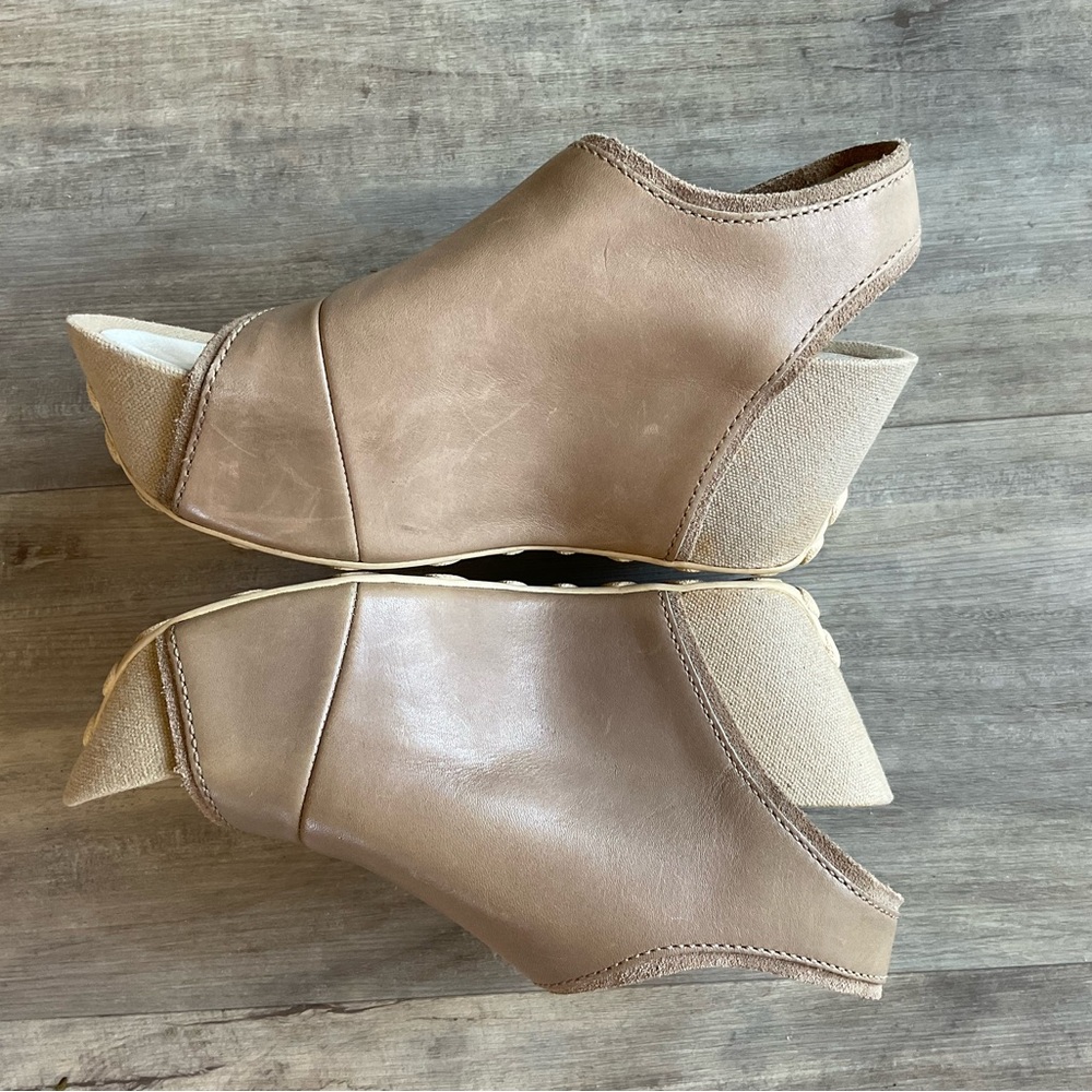TSUBO women’s neutral cream leather wedge/platform shoes